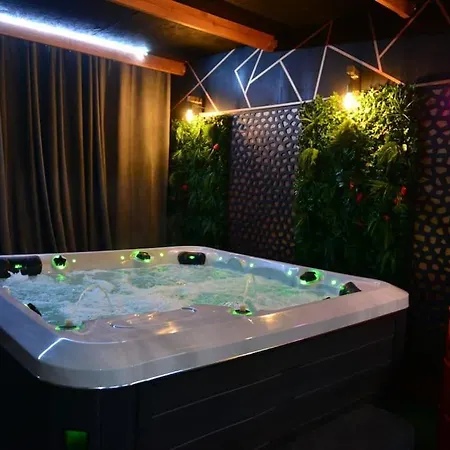 Апартаменты Luxure : Nimes, France Ним