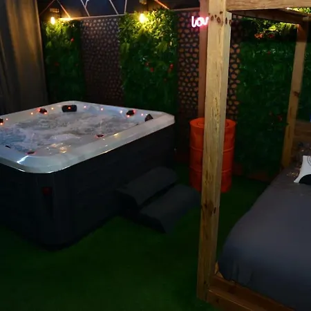 Luxure : Nimes, France Ним